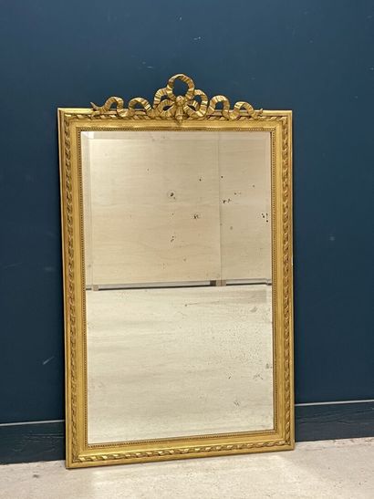 Miroir cadre en bois et stuc doré style Louis...