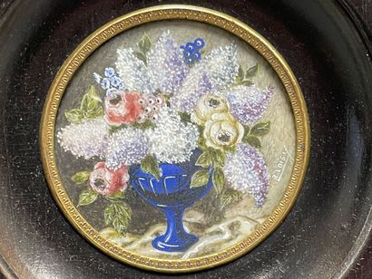 Trois miniatures: 
Deux nature mortes aux...