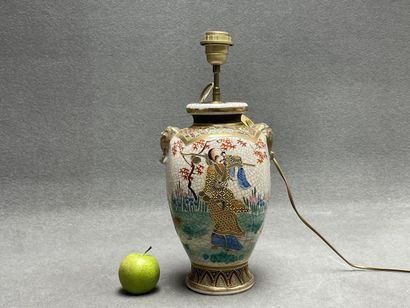 Pied de lampe en porcelaine Satsuma. 
H....