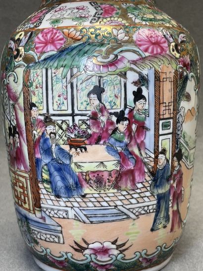 CHINE Deux vases en porcelaine décor Canton...