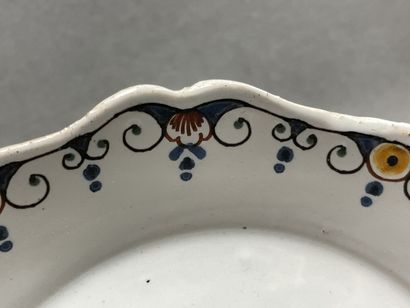 NEVERS.
Paire d'assiettes en faïence à décor...