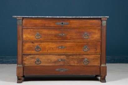 Commode en noyer, pieds griffe, ouvrant à...