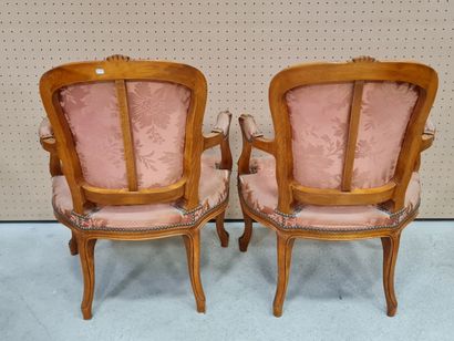 Paire de fauteuils cabriolets de style Louis...