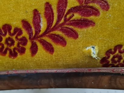 Paire de fauteuils crosse en placage d'acajou,...