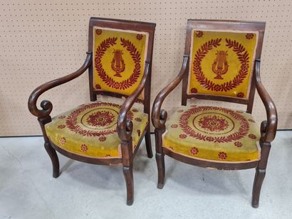 Paire de fauteuils crosse en placage d'acajou,...