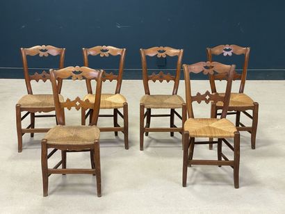 Six chaises rustiques paillées. 
H. :85 ...