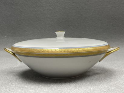 Soupière et plat rectangulaire en porcelaine...