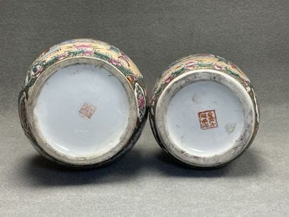 CHINE Deux vases en porcelaine décor Canton...