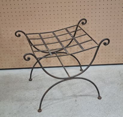 Tabouret curule en métal courbé