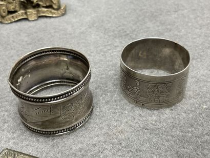 Lot de bibelots:
Etui,boite, boucle de ceinture,...