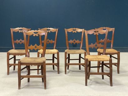 Six chaises rustiques paillées. 
H. :85 ...