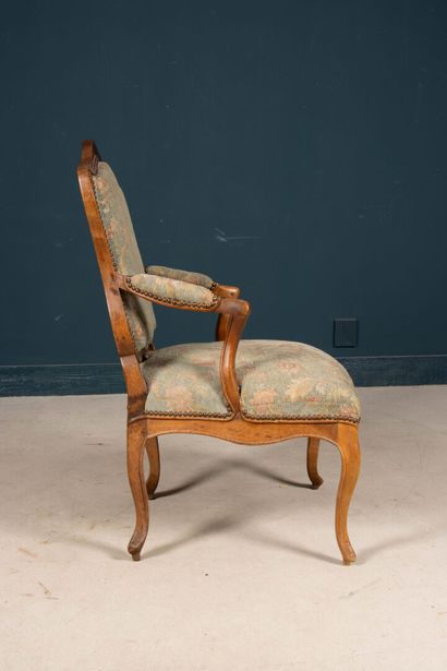 Fauteuil en noyer mouluré à dossier plat...