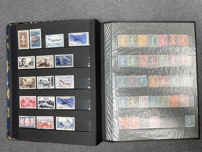 Cinq albums de timbres Français.