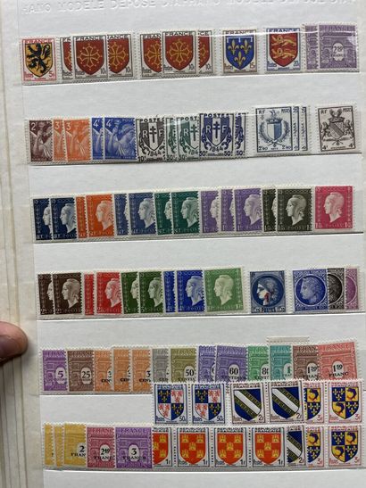 Cinq albums de timbres Français.