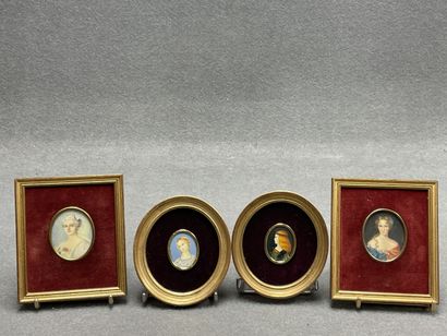 Quatre portraits de femme à vue ovale. 
5,5...