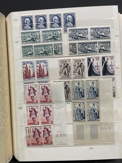 Cinq albums de timbres Français.