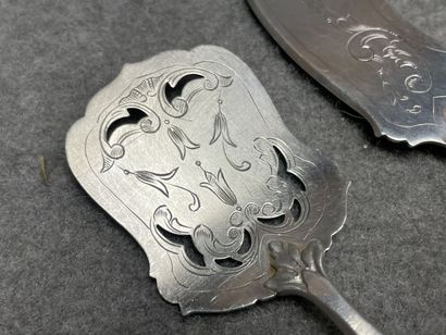 Trois couverts à mignardises en argent fourré...