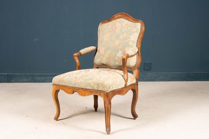 Fauteuil en noyer mouluré à dossier plat...
