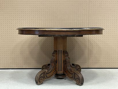 Table ovale à pied central. 
Fin XIX°
68...