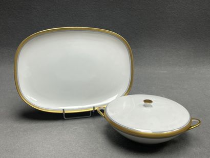 Soupière et plat rectangulaire en porcelaine...