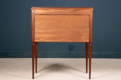 Bureau de pente en merisier et acajou.
Style...