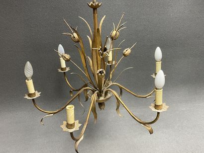 Lustre en tôle à six lumières. 
H. :73 cm....