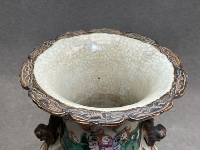 Vase en porcelaine de Nankin
H: 35 cm. 
Fond...