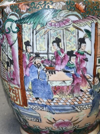 CHINE Deux vases en porcelaine décor Canton...
