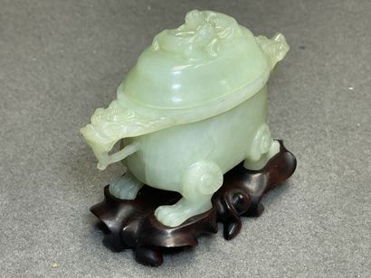 Deux sculptures en jadeite. 
H. :8,5 cm et...