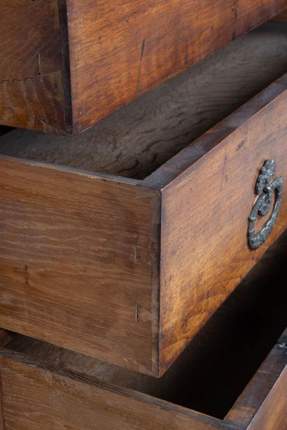 Commode en noyer, pieds griffe, ouvrant à...