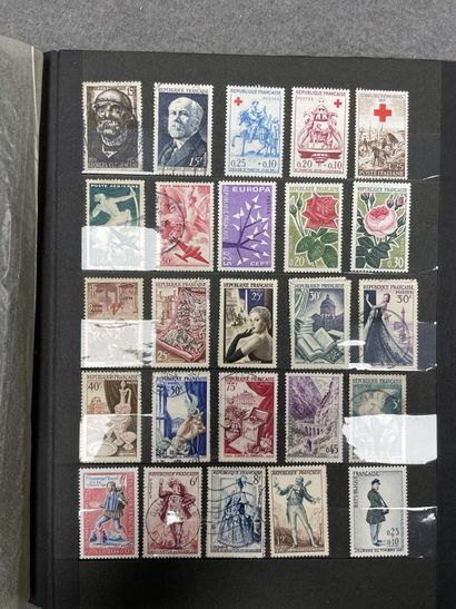 Cinq albums de timbres Français.