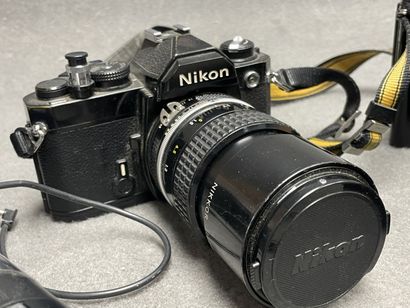 Deux appareils photo argentique Nikon, trois...