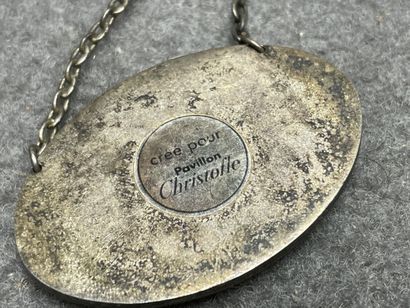 Ensemble de cinq étiquettes à chainettes...