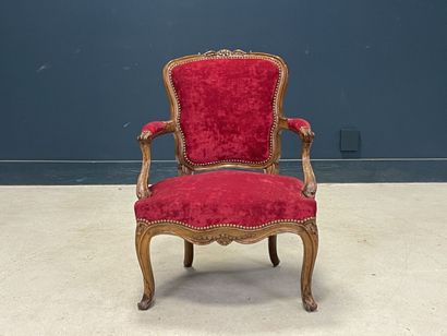 Fauteuil cabriolet
de style Louis XV. 
H....