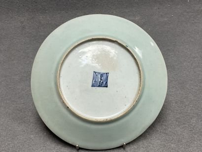 Deux assiettes en porcelaine de Chine. 
D....