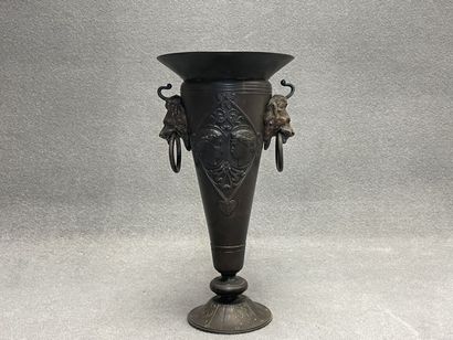 Vase cornet en régue patiné, style néoclassique.
H:...