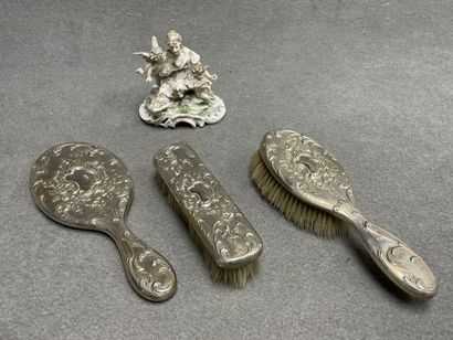 Nécessaire de toilette en métal argenté....