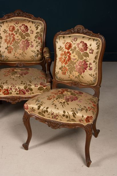 Salon comprenant une paire de fauteuils et...