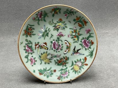 Deux assiettes en porcelaine de Chine. 
D....