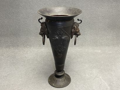 Vase cornet en régue patiné, style néoclassique.
H:...