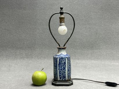 Pied de lampe en faïence. 
H. :37 cm.