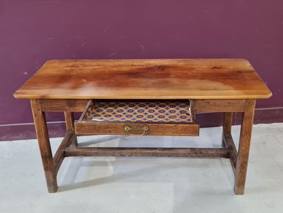 Table à entretoise à un tiroir
H: 74 x 150...