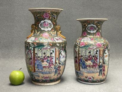 CHINE Deux vases en porcelaine décor Canton...