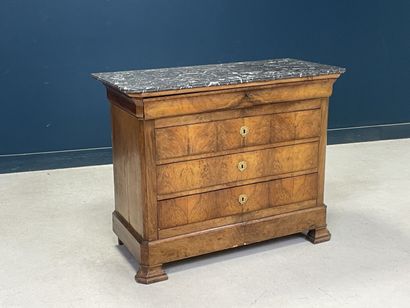 Commode à doucine en placage de noyer, ouvrant...