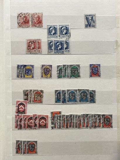 Sept albums de timbres étranger.
