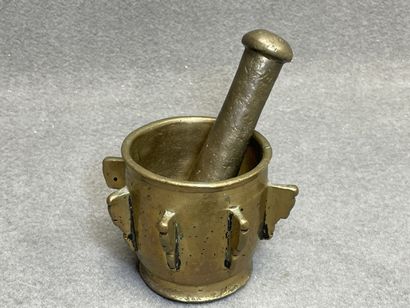 Deux mortiers en bronze et pile à godets.
H:...