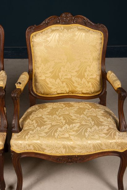 Paire de fauteuils , garnis de tissu jaune
style...