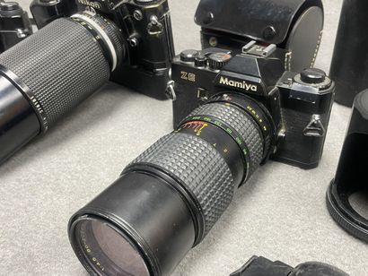 Lot d'appareils photo argentique, huit objectifs...