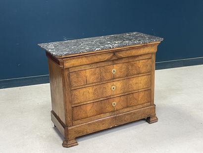 Commode à doucine en placage de noyer, ouvrant...