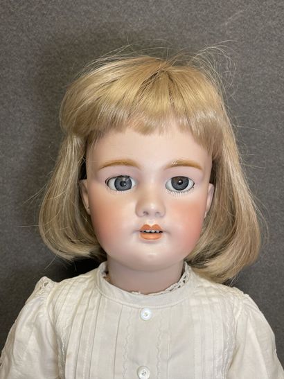 Poupée tête biscuit
DEP
H. :65 cm.